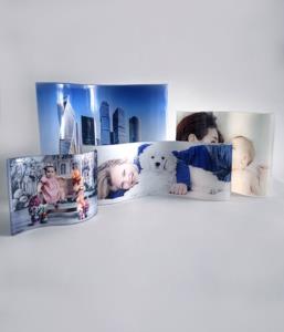 cornice in plexiglas a forma di onda personalizzata con foto