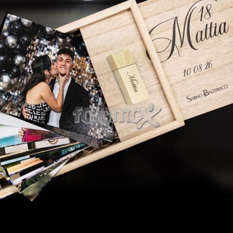 cofanetto in legno contenitore di chiavetta usb e fotografie