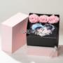 flower box con rose rosa e rose stabilizzate