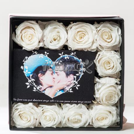 flower box con rose bianche stabilizzate e foto su tela