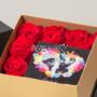 scatola di rose stabilizzate rosse e stampa su tela
