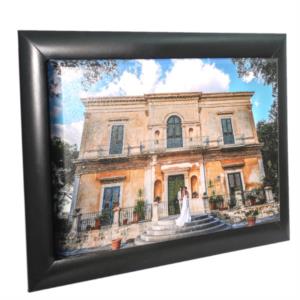 Scegli la tua foto preferita e stampa su tela pittorica a verniciatura lucida, con applicazione a tutto campo di glitter color argento o magenta.